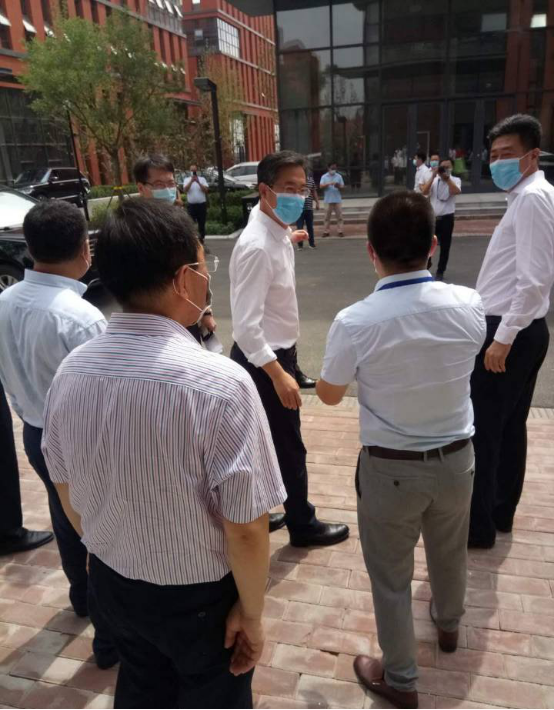 高碑店市委書記侯曉平，市長邱強一行，蒞臨光潤通科研生產基地(圖1)